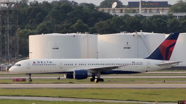 Boeing 757-200 (N6711M) - ex-Song