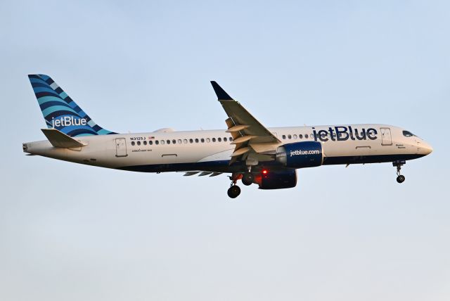 Airbus A220-300 (N3125J)