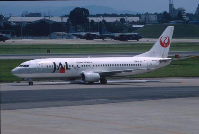 BOEING 737-400 (JA8995) - Taxing at Nagoya Intl Airport on 2001/08/13