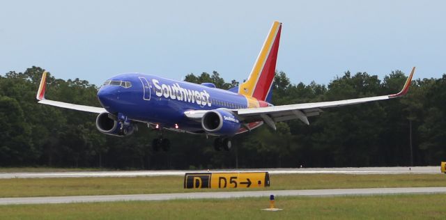 Boeing 737-700 (N7835A) - A Southwest Airlines Boeing 737-752(WL) about to touchdown on Runway 26 at Pensacola international Airport, FL, on June 7, 2019