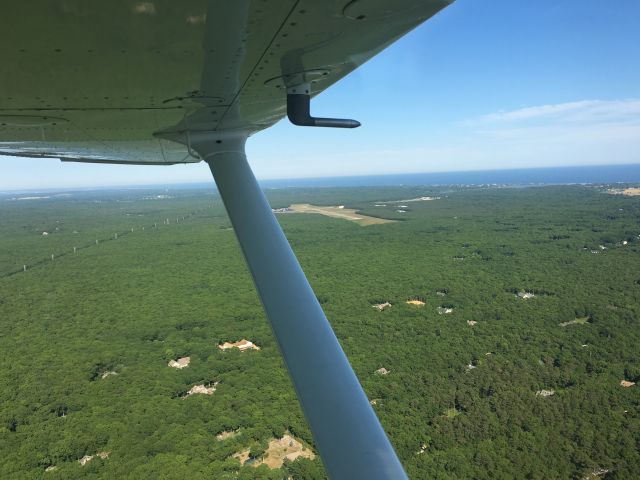 — — - East Hampton Airport