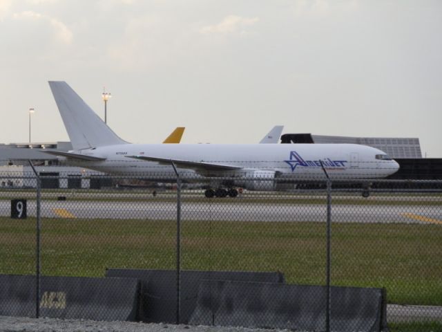 BOEING 767-200 (N739AX)