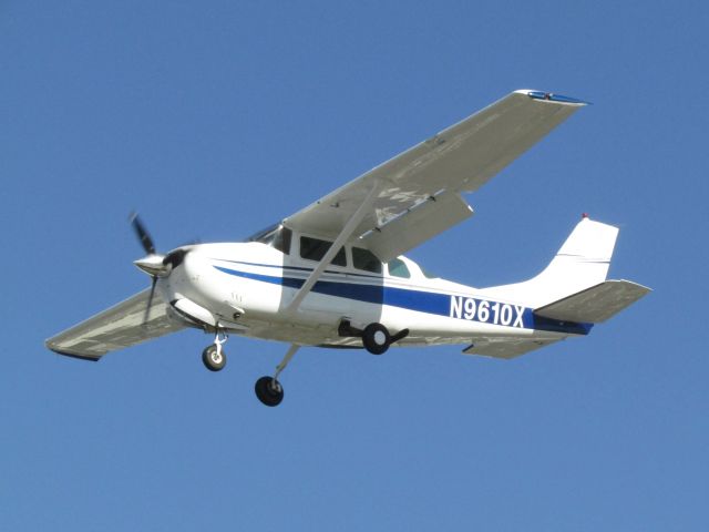 Cessna Centurion (N9610X) - Landing RWY 24