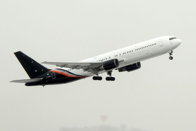 BOEING 767-300 (G-POWD) - Operating as Aer Lingus flight #992, a snowy departure to London-Stansted