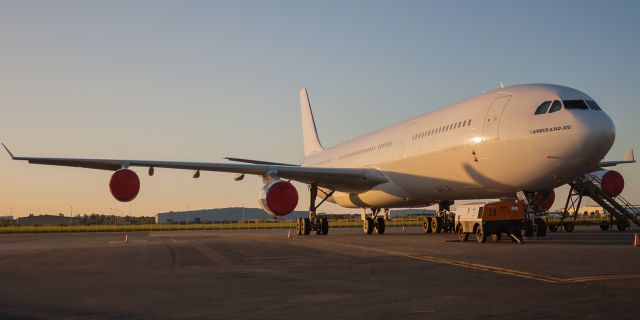 Airbus A340-300 (CS-TQY)