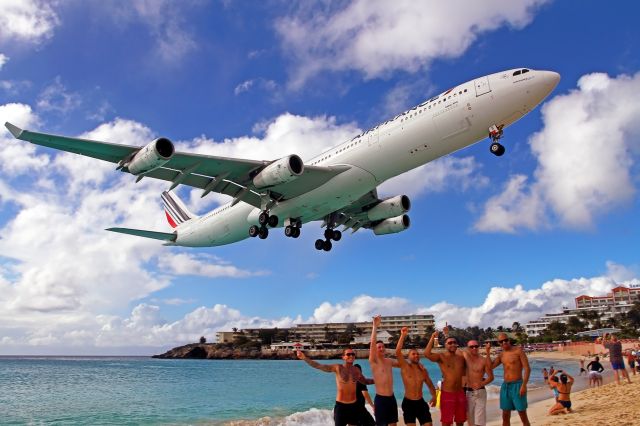 F-GNII — - Incroyable plage de Maho Beach.