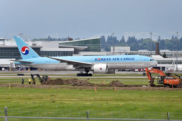 Boeing 777-200 (HL8251)