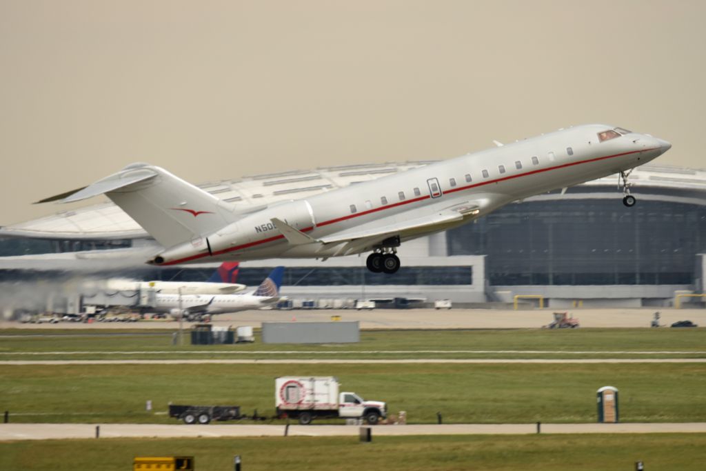 Bombardier Global Express (N505VJ) - 08-15-21 Runway 32 departure