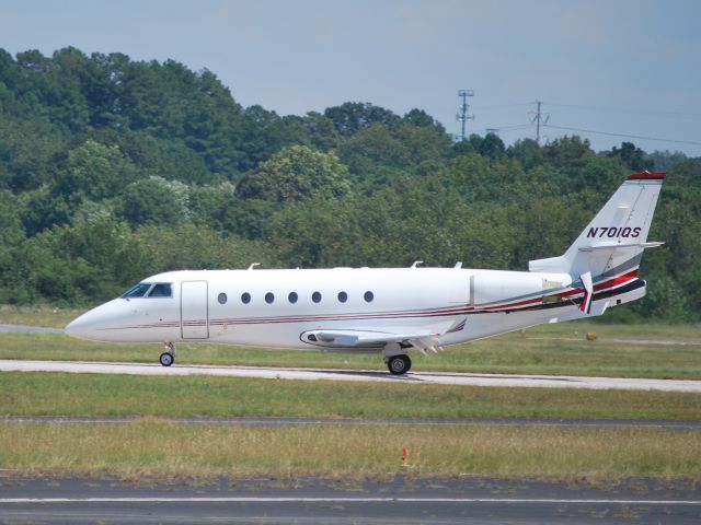 Canadair Challenger 350 (N701QS) - Arriving runway 2R - 8/23/09