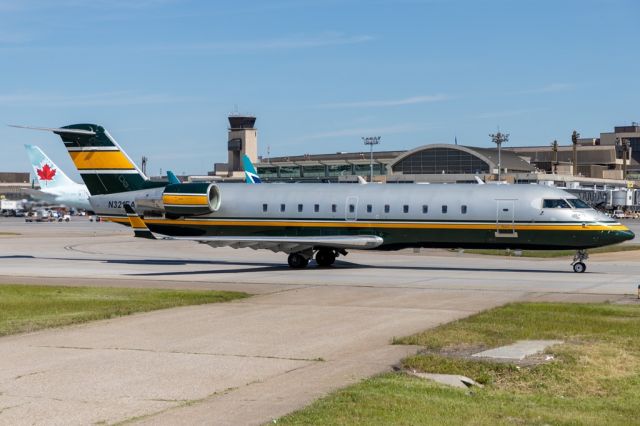 Canadair Regional Jet CRJ-200 (N321EA) - VTE842 taxiing out for GFK.