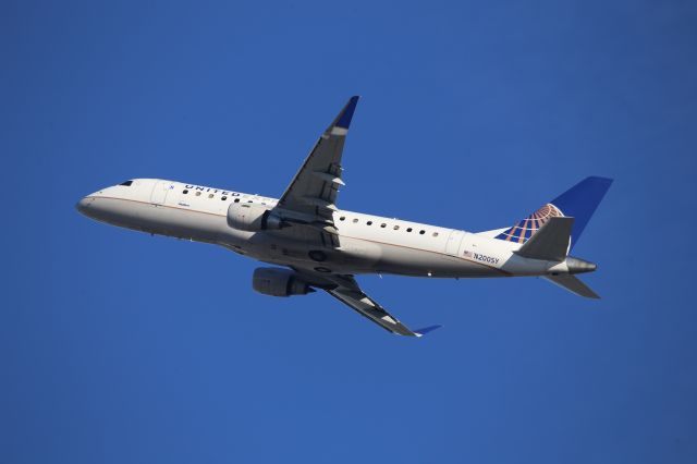 EMBRAER 175 (long wing) (N200SY)