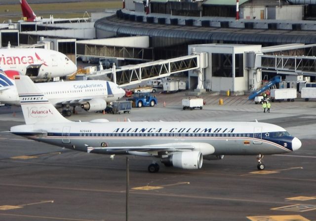 Airbus A320 (N284AV)