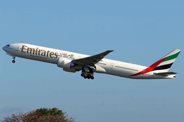 BOEING 777-300 (A6-EPQ)