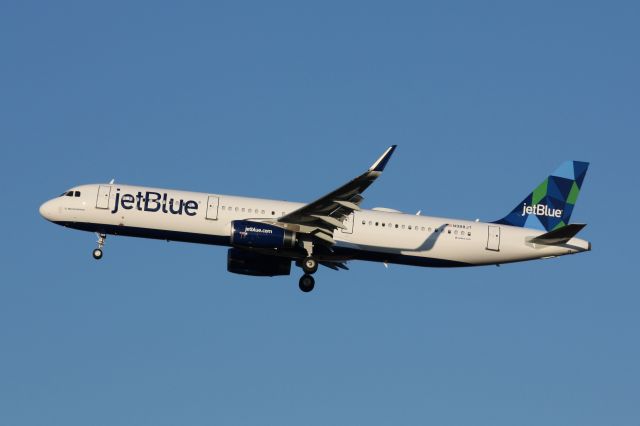 Airbus A321 (N988JT)