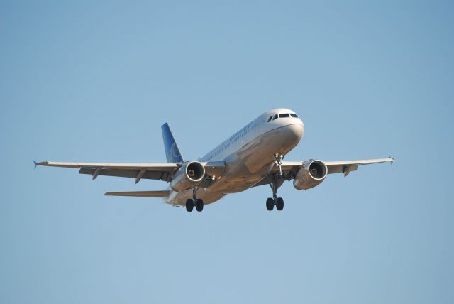 Airbus A320 (N423UA) - 2/26/2016: United 1995 Airbus A320-232 (N423UA) on final for Runway 27 at KIAH. 