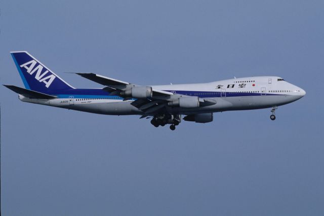 BOEING 747SR (JA8135) - Final Approach to Tokyo-Haneda Intl Airport Rwy22 on 1997/05/03