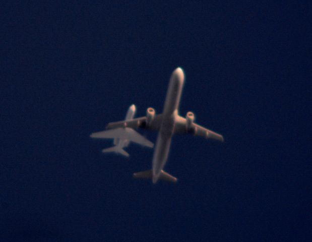 Airbus A321 (N582UW) - American Airlines 729 Philadelphia Intl to Seattle-Tacoma Intl 32,000 ft. passing under a Gulfstream 4 at 40,000 ft. south of Cleveland 09.22.15