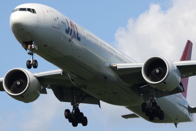 BOEING 777-300 (JA739J)