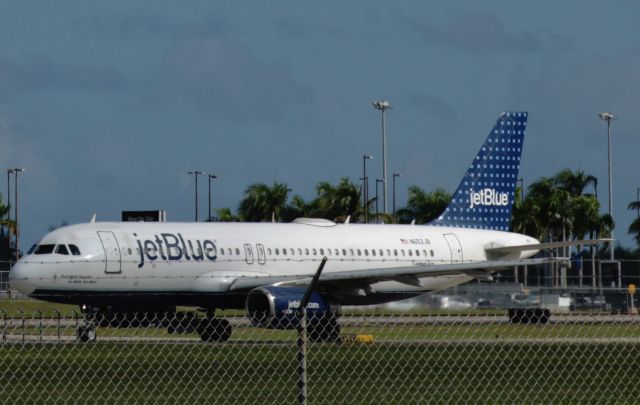 Airbus A320 (N652JB) - Taxing to runway 8 from Luis Muñoz Marin airport in San Juan, Puerto Rico to Orlando, Florida.