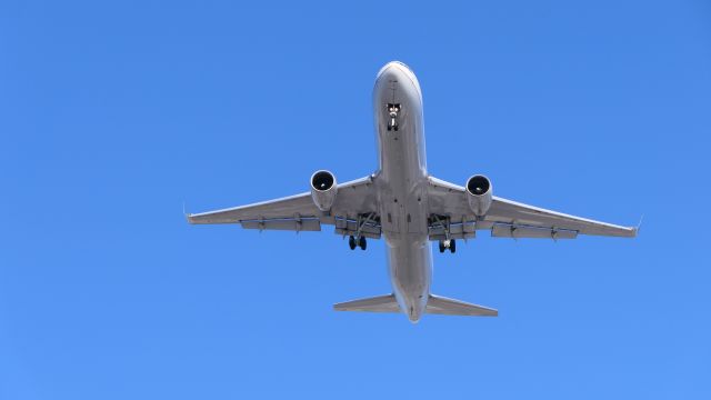 BOEING 767-300 (N666UA)