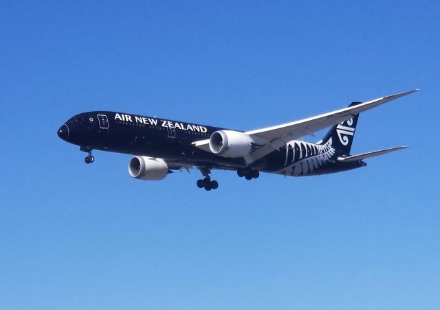 Boeing 787-9 Dreamliner (ZK-NZE) - The Air New Zealand 789 Dream)Liner #ZK-NZE in the "All Blacks" livery lands LAX 24R. 