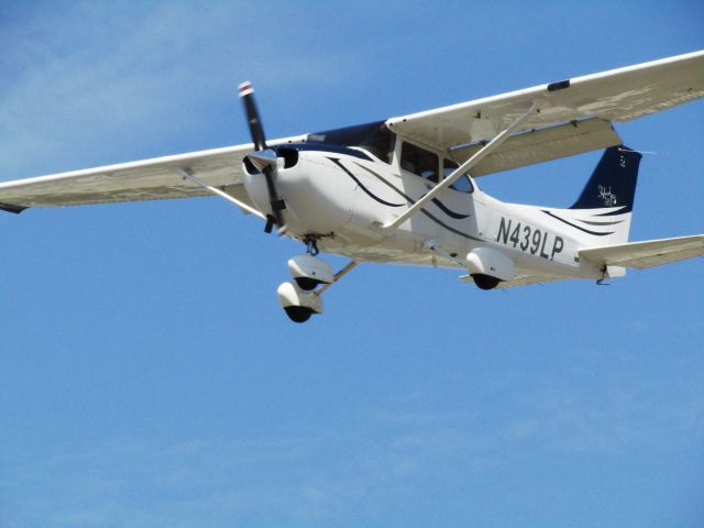 Cessna Skyhawk (N439LP) - Landing RWY 24