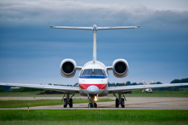 Embraer ERJ-135 (N827AE)