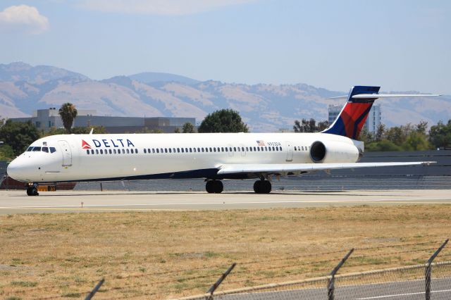 McDonnell Douglas MD-90 (N903DA)