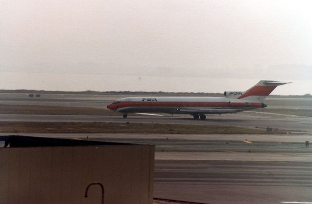 BOEING 727-200 (N557PS) - PSA - Pasific Southwest Airlines - Boeing B727-214 C/N 21691/1480 - N557PS - at San Francisco - 1980-Dec-24.