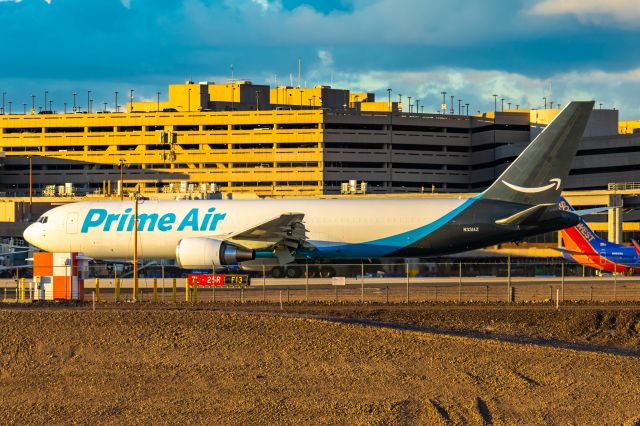 BOEING 767-300 (N331AZ) - Air Transport International 767-300 taxiing at PHX on 12/13/22. Taken with a Canon R7 and Tamron 70-200 G2 lens.
