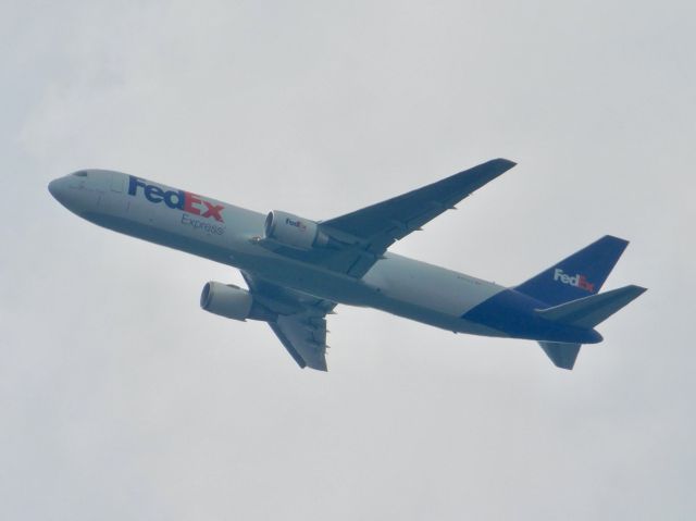 BOEING 767-300 (N137FE) - A FedEx 767 leaving Memphis International to go to Phoenix Sky Harbor 