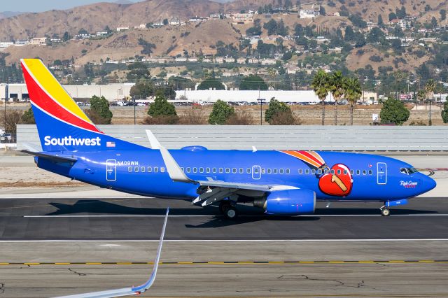 Boeing 737-700 (N409WN) - Triple Crown arriving from Phoenix making its way in