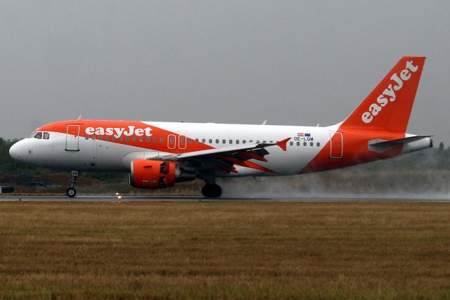 Airbus A319 (OE-LQM) - Landing on rwy 26 on 10-Aug-18 operating flight EZY2122 from LFMN.