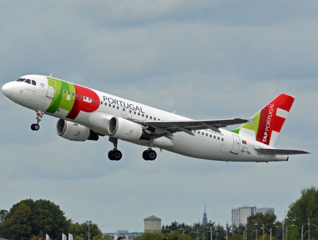 Airbus A320 (CS-TNJ) - St. Magleby RWY22R