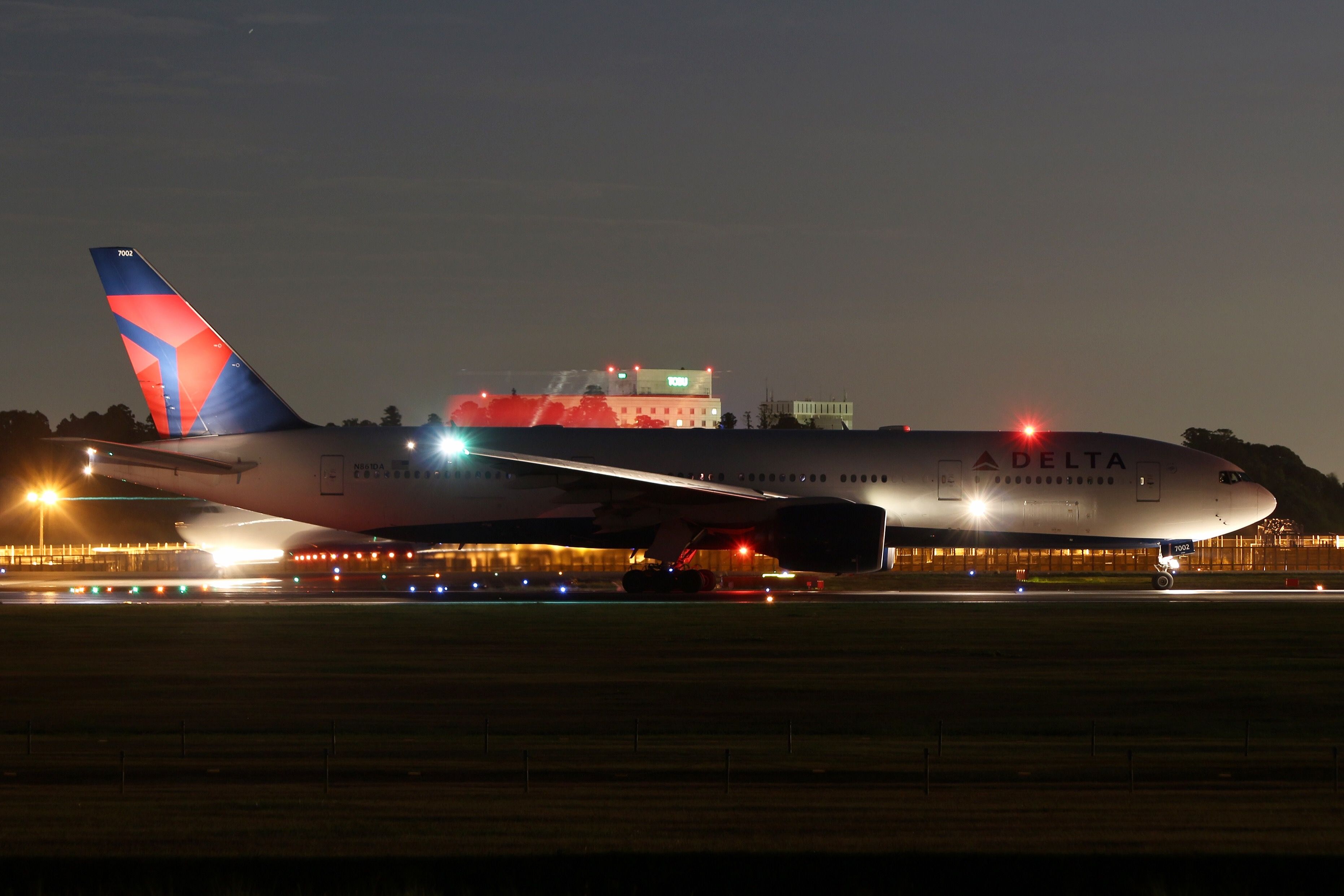 Boeing 777-200 (N861DA)