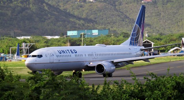 Boeing 737-900 (N37408)