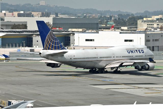 Boeing 747-400 (N122UA)