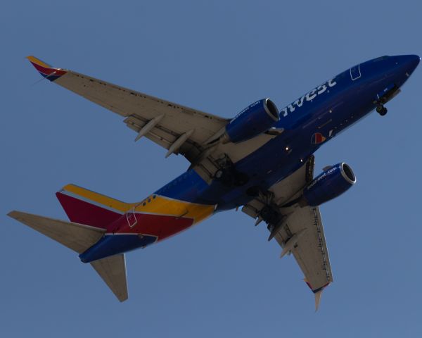 Boeing 737-700 (N912WN) - Southwest Airlines 737-700 landing at PHX on 1/30/21. Taken with a Canon 850D and Canon 70-300mm lens. 