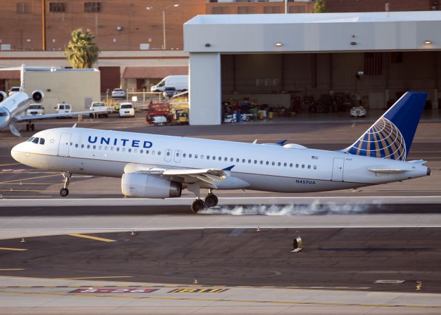 Airbus A320 (N457UA)