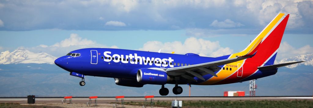 Boeing 737-700 (N766SW) - Landing on 16L.