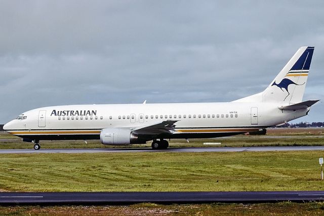 BOEING 737-400 (VH-TJL) - AUSTRALIAN AIRLINES - BOEING 737-476 - REG : VH-TJL (CN 24437/2162) - WEST BEACH ADELAIDE SA. AUSTRALIA - YPAD (4/10/1992)