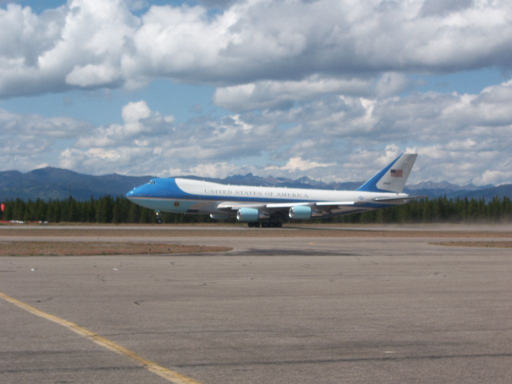 Boeing 747-200 (AFR1) - Air Force One rotating mid field KWYS 15Aug2009