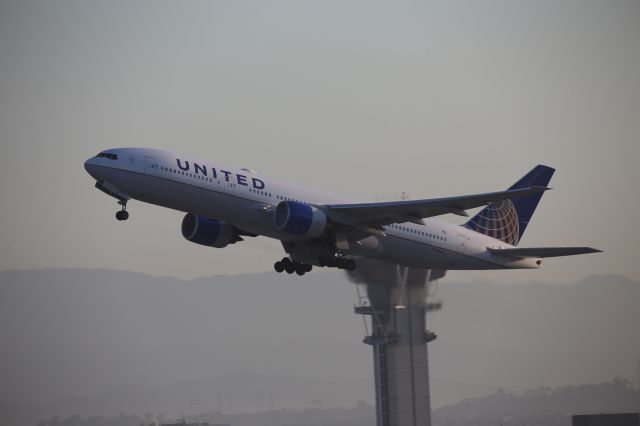 Boeing 777-200 (N788UA)