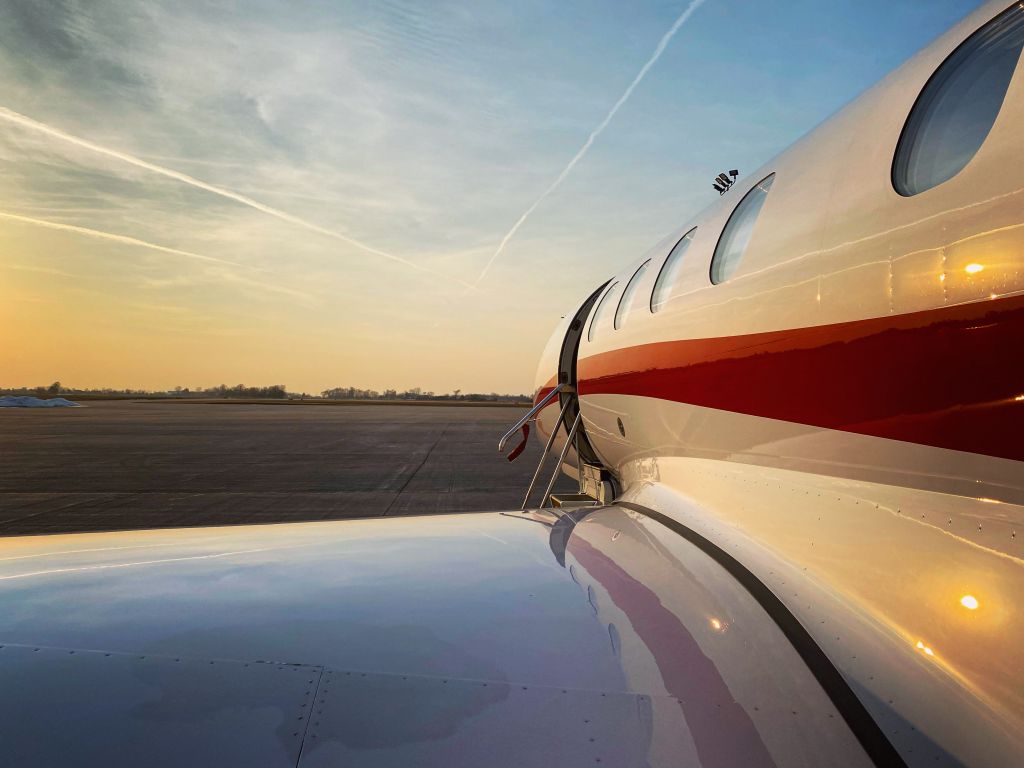 Embraer Phenom 300 (N98D)