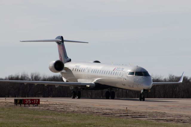 Canadair Regional Jet CRJ-900 (N185GJ)