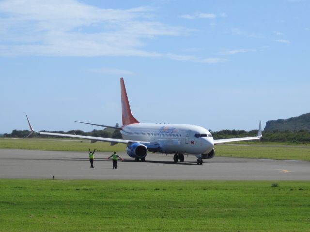 Boeing 737-800 (C-FYLC)