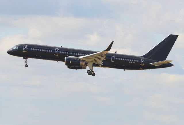 Boeing 757-200 (G-TCSX)