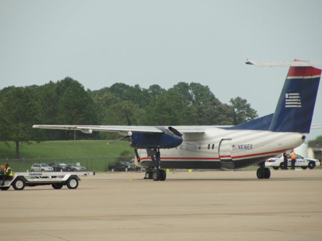 de Havilland Dash 8-200 (N816EX)