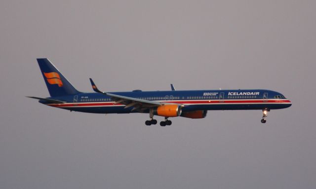 BOEING 757-300 (TF-ISX)