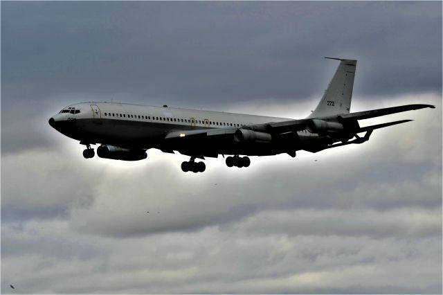 — — - Boeing 707 of Israeli Air Force on finals into RAF Waddington